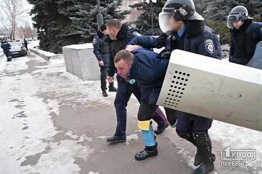 Задержанного доставили в райотдел милиции.