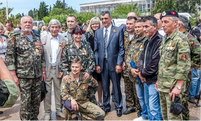 В центре - губернатор Сергей Меняйло, крайний слева – Виктор Мельников, командир 13-й роты, первый справа от губернатора – Александр Коберник, гвардеец 13-й роты, участник в постановочных съемок